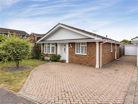 3 Bed Detached Bungalow For Sale In The Cravens Smallfield Rh6 £