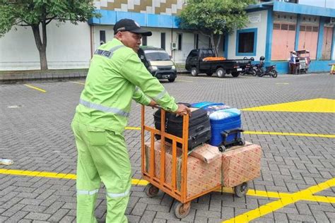 Foto Kisah Kuli Panggul Pelabuhan Tanjung Emas Semarang Modal Rp 500