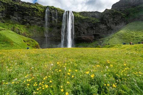 Seljalandsfoss Cascada vista desde detrás de las cataratas En