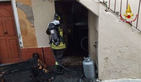 Divano In Fiamme A San Gregorio Intervengono I Vigili Del Fuoco