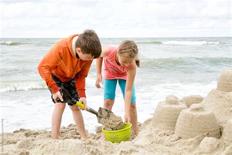 «Children Making Castle With Sand» del colaborador de Stocksy «Danil ...