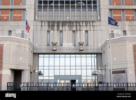 brooklyn mdc new york city urban jail Stock Photo - Alamy