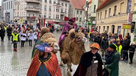 WAŻNE ZIELONA GÓRA Lubuski Orszak Trzech Króli Tłumy mimo deszczu