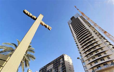 Arquitectura De Vanguardia En La Avenida De Las Cortes Valencianas