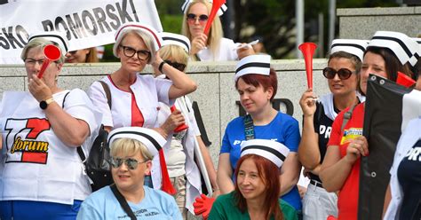 Protest pielęgniarek przed Sejmem Grozi nam katastrofa Wiadomości