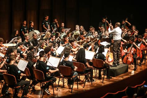 Orquestra formada por crianças e jovens do Rio se apresenta no Theatro