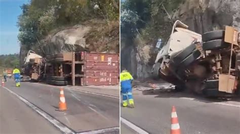 Motorista Morre Ap S Carreta Tombar E Colidir Pared O Na Serra De