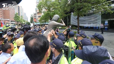 指日人踹慰安婦銅像 謝龍介率眾赴日台協會抗議│人權│陳情書│tvbs新聞網