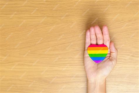 Concepto Del Mes Del Orgullo Lgbt O Lgbtq O Lgbtqia Con Forma De Corazón De Arco Iris Para