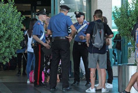 Leonardo Da Vinci Controlli Dei Carabinieri In Aeroporto Denunciati