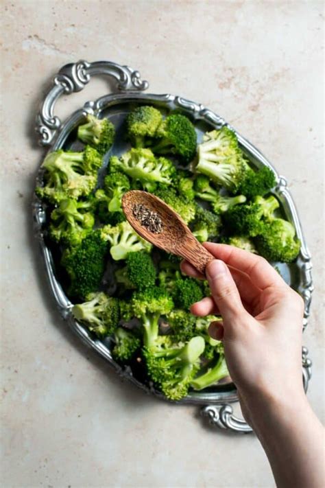 how to make steamed broccoli in microwave