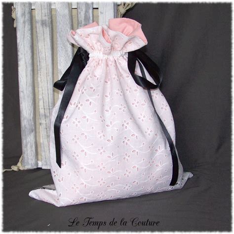 Sac pochon à lingerie motif parisienne et dentelle tons rose blanc et noir