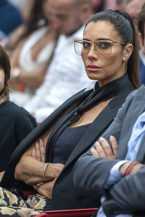 Pilar Rubio Con Semblante Serio Arropa A Sergio Ramos En Su