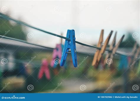 Pinzas Multicoloras En La Cuerda Para Tender La Ropa Foto De Archivo