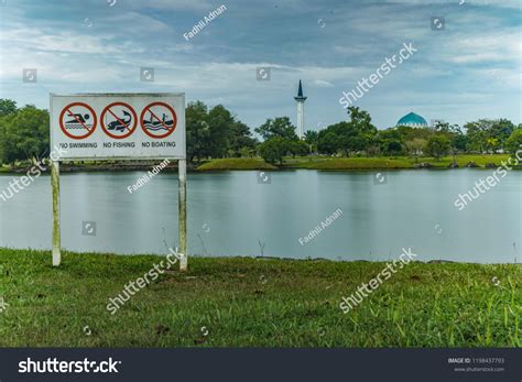 Calming Lake Side View Sarawak State Foto De Stock 1198437793