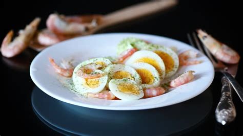 Huevos Pasados Por Agua Con Gambas Cocidas En Un Plato Para El Desayuno