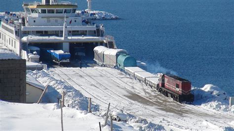 Bitlis te feribota yükleme sırasında 2 yük treni vagonu Van Gölü ne düştü