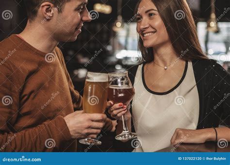 Cerveja Bebendo Dos Pares Novos Felizes Em Uma Data Na Barra Foto De