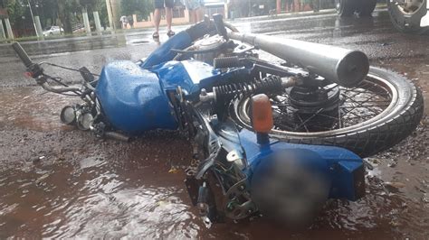 Un motociclista falleció tras ser chocado por un camión