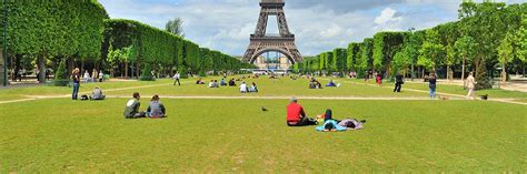 Champ de Mars Le jardin situé au pied de la Tour Eiffel