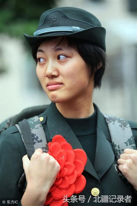 女兵退伍淚如雨花的15個感人瞬間，難捨難分，戰友之情溢於言表 每日頭條