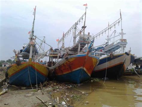 Cuaca Buruk Nelayan Tak Melaut Memilih Perbaiki Perahu Pasundan Ekspres