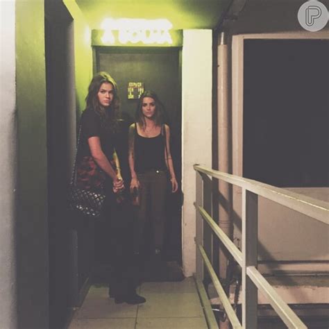 Foto Bruna Marquezine E Manu Gavassi Foram A Uma Casa Alternativa Do