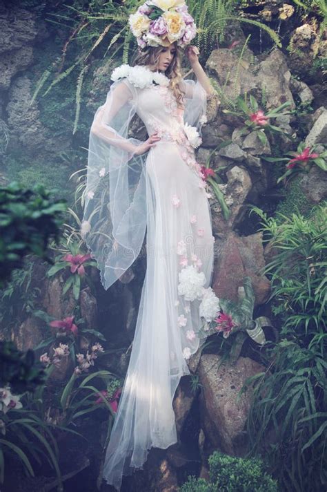 Blonde Nymphe Mit Blumen Und Pferd Stockfoto Bild Von Mode Frau 46141634