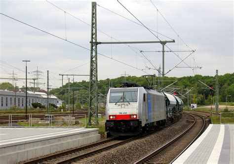 186 450 3 Von Lineas Railpool Kommt Aus Richtung Bahnbilder De