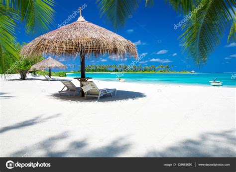 Beautiful beach at Maldives — Stock Photo © Pakhnyushchyy #131681650