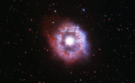 Hubble telescope captures giant star on edge of death