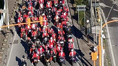 A Napoli la sfilata dei Babbi Natale in moto attraversa la città