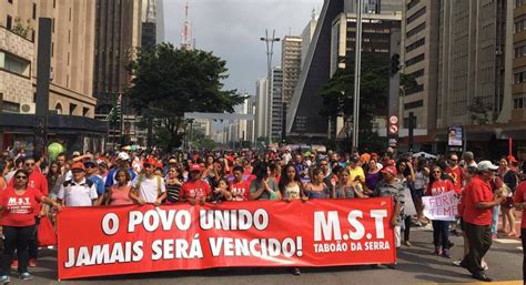 Milhares de pessoas vão à Paulista em manifestação contra PEC anistia