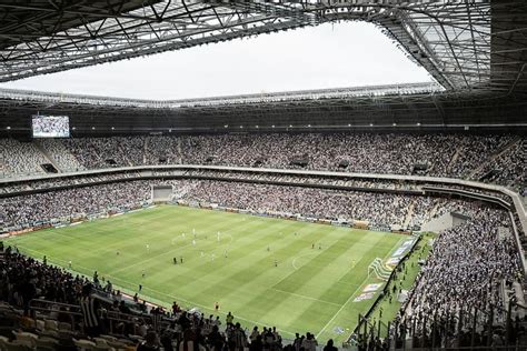 Inacreditável Gestos racistas de torcedor do Atlético foram flagrados