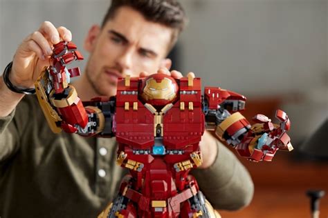 LEGO Marvel Hulkbuster Is So Big That It Can Fit A 9 Inch LEGO Iron Man