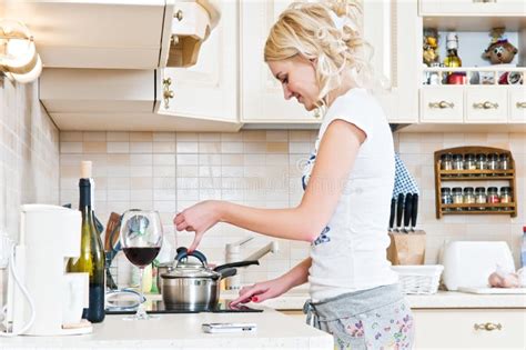 La Belle Fille Prépare De La Nourriture Sur Une Cuisinière à Induction Une Femme Prépare Le