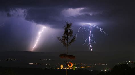 Unwetter In Hessen Blitzeinschl Ge Stra En Und Keller Geflutet