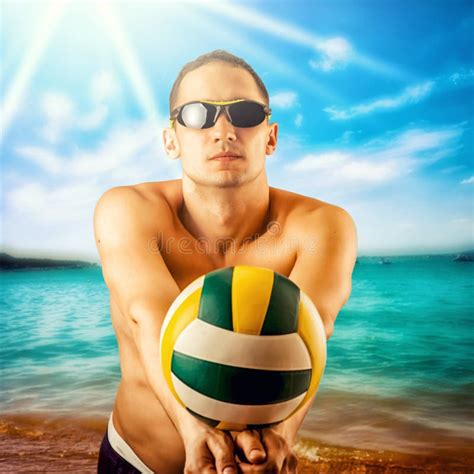 Junger Mann Der Volleyball Auf Dem Strand Spielt Stockfoto Bild Von