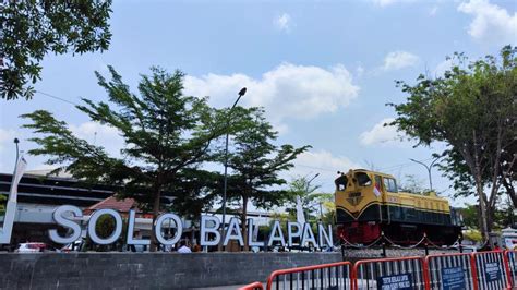 Ribuan Penumpang Turun Di Stasiun Solo Balapan Pada H Lebaran