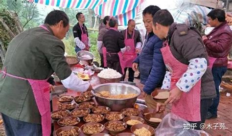 农村婚宴现场，2大妈抢菜撕破脸开打，一桌人扔下筷子站起来就走 知乎