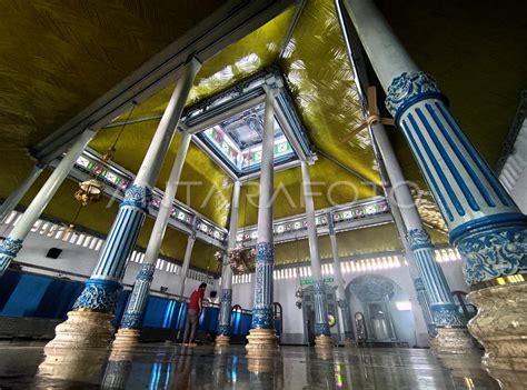 Masjid Al Muhajirin Dengan Interior Berusia Abad Antara Foto