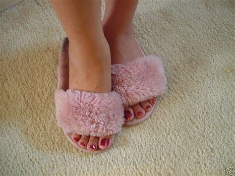 Lovely Toes In Open Toe Fluffy Slippers Open Toe Slippers Slippers Bedroom Slippers