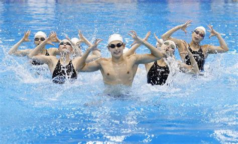 公開練習で演技するアーティスティックスイミング日本代表＝東京都北区の国立スポーツ科学センター ― スポニチ Sponichi Annex スポーツ