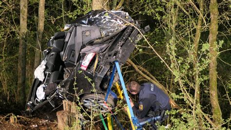 Fotos Audi Fliegt In Den Wald Fahranf Nger In Lebensgefahr