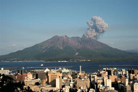 The Big Wobble : Sakura-Jima Volcano, Kagoshima Prefecture, Japan exploding ash and steam 2 to 3 ...