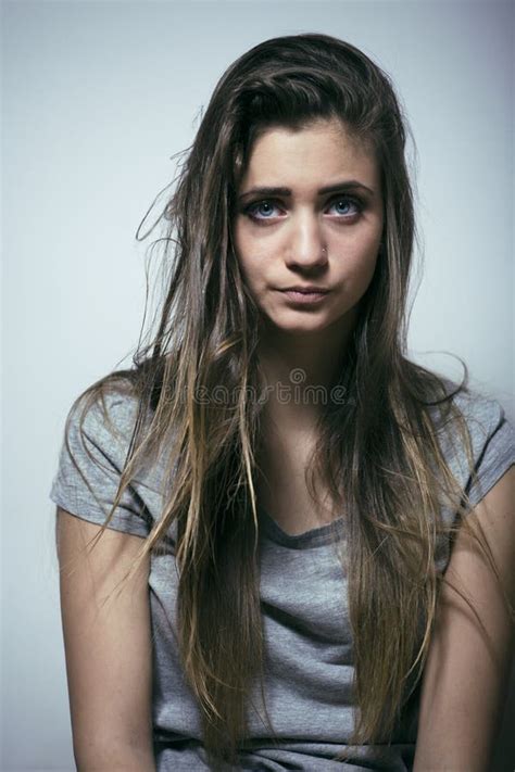 El Problema Depressioned Adolescente Con El Pelo Ensuciado Y La Cara