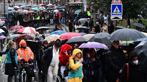 Meurtre De Lola Plusieurs Centaines De Personnes Lui Rendent Hommage