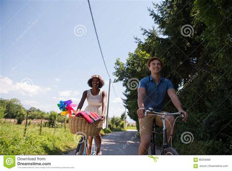 Junge Paare Die Frohe Fahrradfahrt In Der Natur Haben Stockfoto Bild