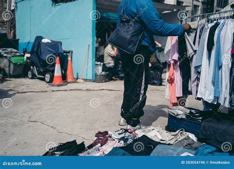 Pessoas Comprando E Vendendo Diferentes Itens No Mercado De Vintage