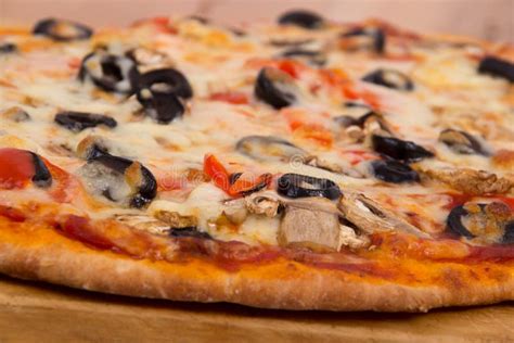 Pizza De Champignon Et Dolive Image Stock Image Du Homemade